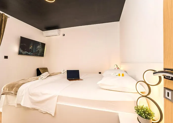 Front In Semesterbostad Vir