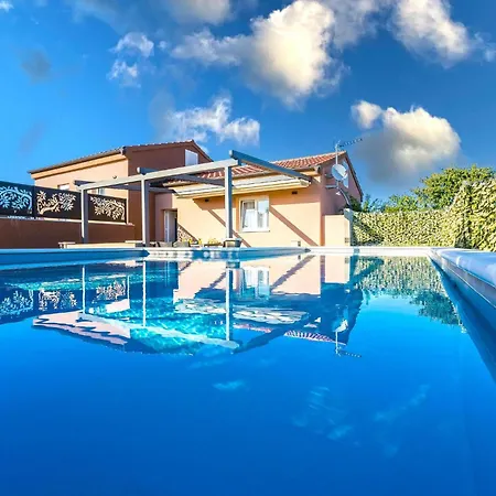 Nyaraló Beautiful In With Jacuzzi Vir